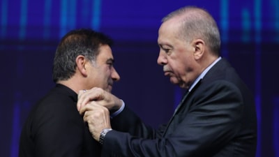 AK Parti'ye katılan isimlere Cumhurbaşkanı Erdoğan rozetlerini taktı