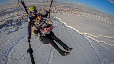 Erzurum'da paraşütçüler gökyüzünde cağ kebabı yedi