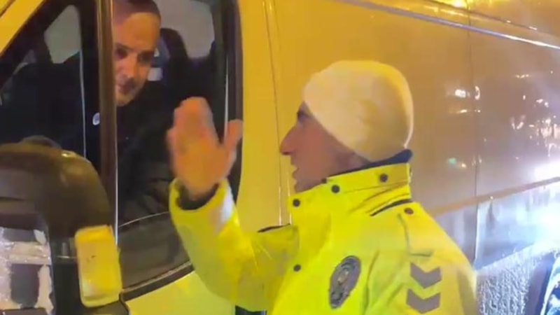 Iğdır'da yolda kalan sürücülerin imdadına polis yetişti