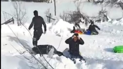 Bolu'da şambrelle kayarken çukura uçtular