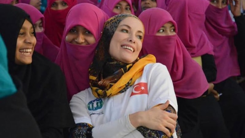 Gamze Özçelik yeni fotoğraflar! Eşiyle verdiği poza beğeni yağdı