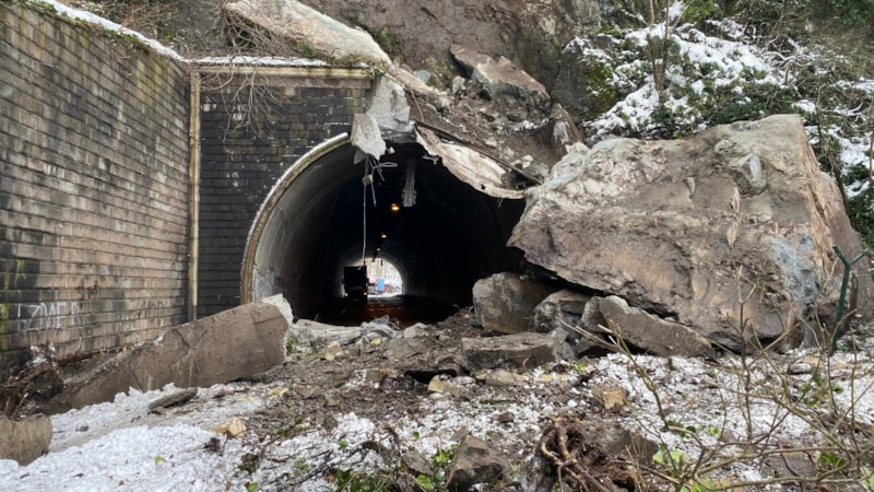 Artvin'de Sarp kara yolu ulaşıma kapandı ekipler çalışma başlattı