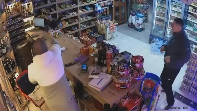 Muğla'da markete giren tavuk ortalığı birbirine kattı