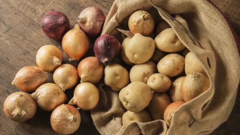 Bu yöntemlerle patates ve soğanlarınızı haftalarca taze tutabilirsiniz!