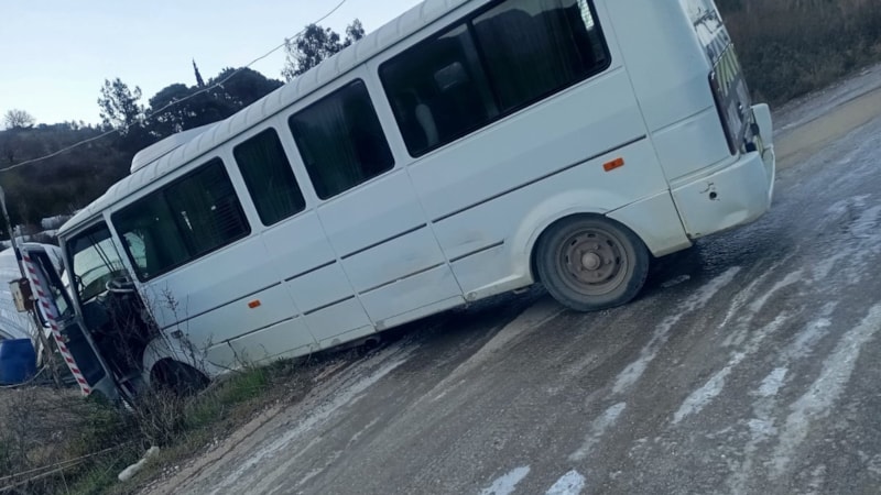 Antalya'da okul servisi buzlu yolda kaydı, korku dolu anlar yaşandı