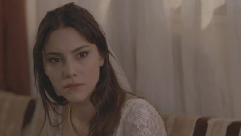 Uzak Şehir'in Zerrin'i son pozuyla Instagram'ı salladı! 