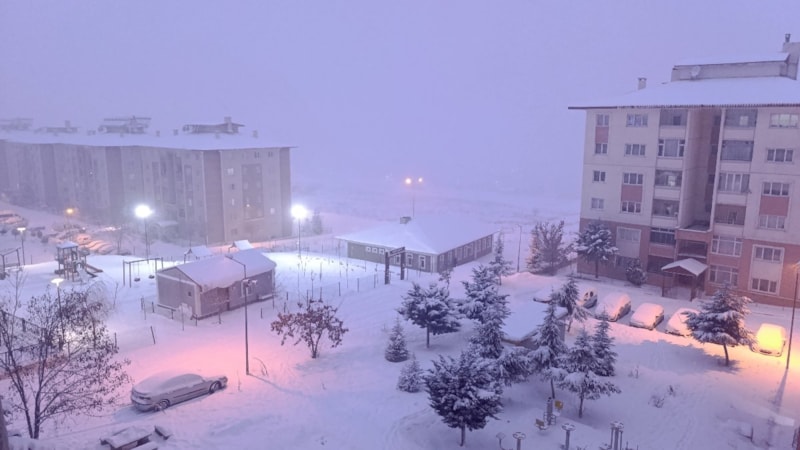 Van'da yoğun kar yağışı: Uçak seferleri iptal edildi