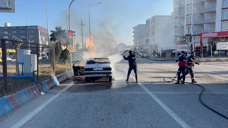 Adıyaman'da seyir halindeki araçtan alevler yükseldi