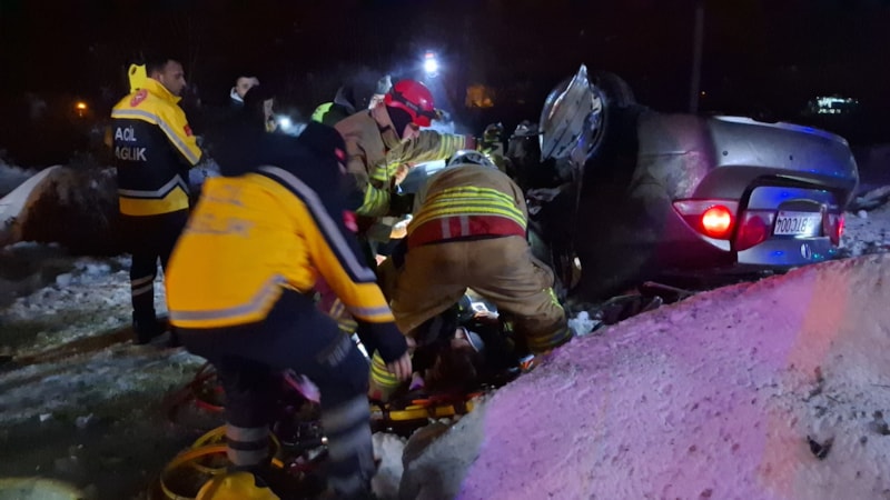 Düzce'de buzlu yolda otomobil takla attı: Yaralıları itfaiye kurtardı