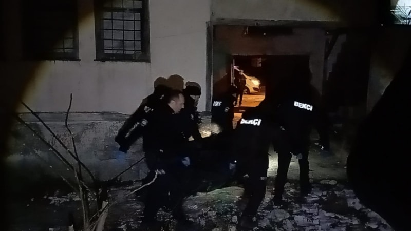 Çorum'da iddia üzerine girdikleri metruk evde erkek cesedi buldular