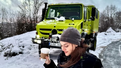 Oyuncu Fahriye Evcen'in kamyonuyla verdiği poz gündem oldu