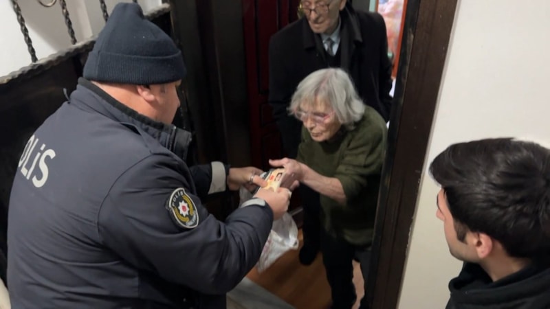 İstanbul'da alışverişten geldi, eşine kapıyı açtıramadı