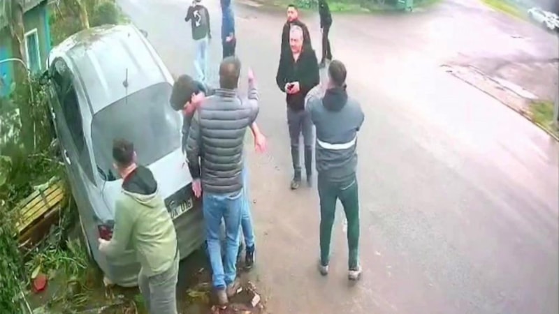 İstanbul'da 14 yaşındaki çocuk araçla trafiğe çıktı: Bankta oturan kadını ezdi