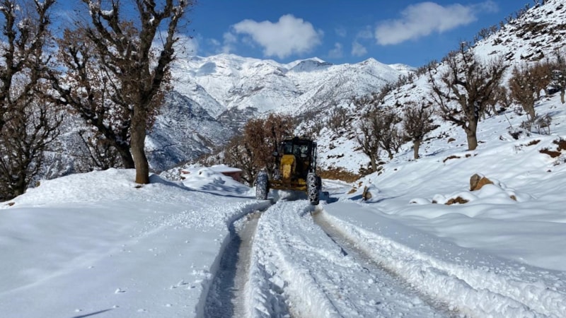 Batman'da karla kaplı mezra yolları ulaşıma açıldı