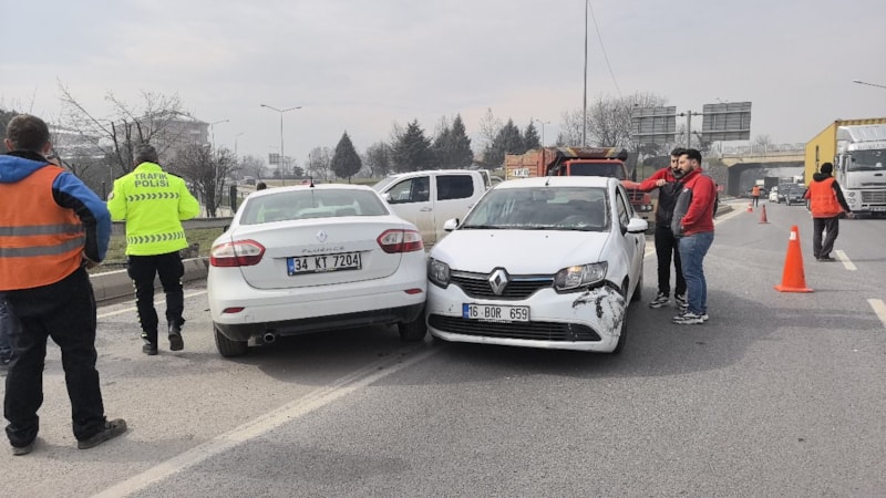 Bursa'da otomobiller çarpıştı