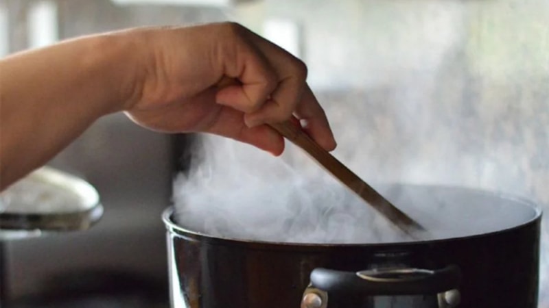 Dilediğinizi pişirin! Bu yöntemle kokusu 5 dakikada mutfaktan çıkıyor...