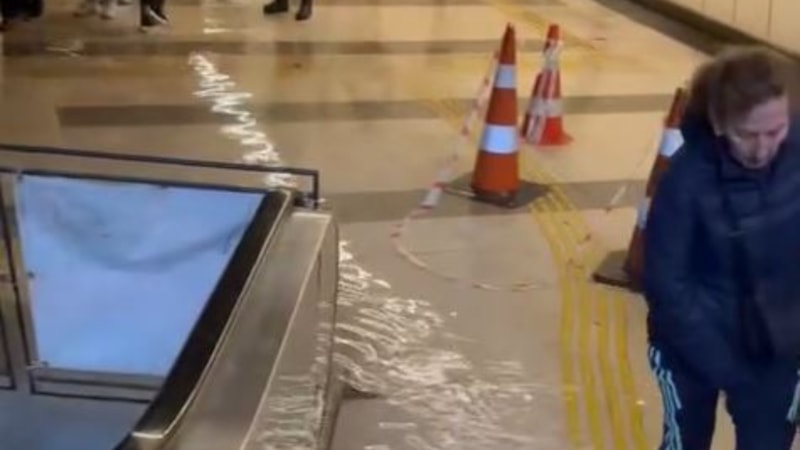 İstanbul'da metrobüs alt geçidini su bastı