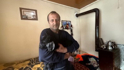 Gümüşhane'de felçli oğlak ‘Mıstık’a şefkatle bakıyor