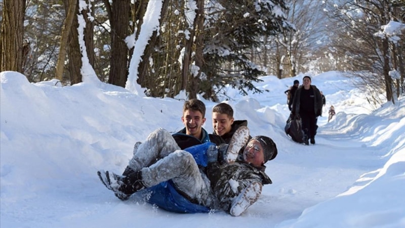 Düzce'de muhtarın kızak pistini çocuklar beğendi