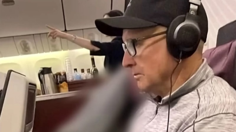 Avustralyalı çift yanlarındaki cesetle 4 saat boyunca uçtu