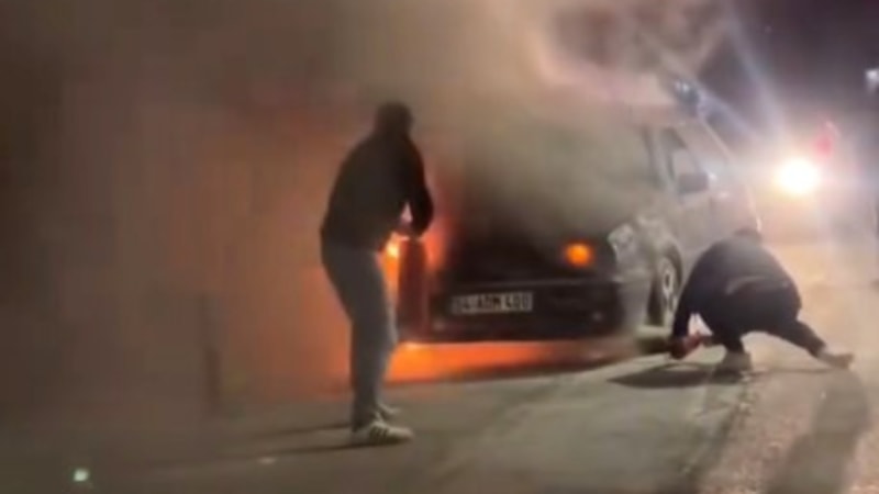 Kocaeli'de yanan otomobile vatandaşlardan müdahale