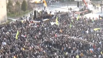 Öcalan'ın çağrısı Diyarbakır ve Van'da dev ekranlarda takip edildi