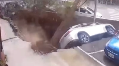 Tayvan’da çöken yol aracı yuttu