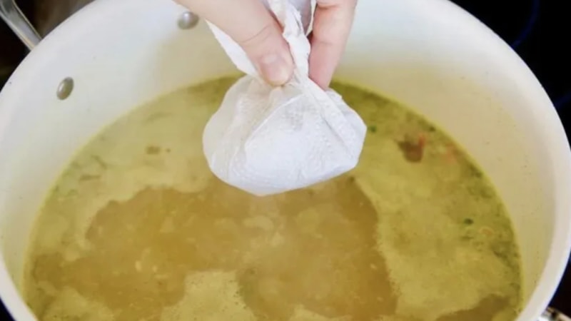 Yemeğin fazla yağı nasıl alınır? İşte en pratik yöntemler...