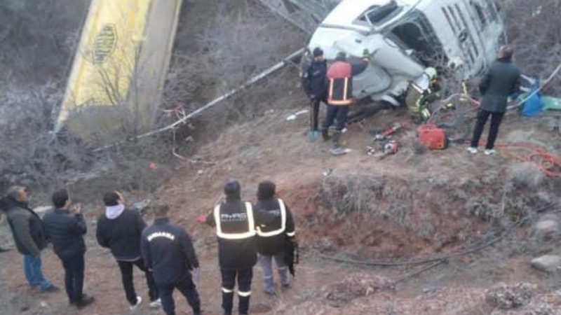 Ankara’da kontrolden çıkan tır uçurumdan yuvarlandı: 1 ölü, 1 yaralı