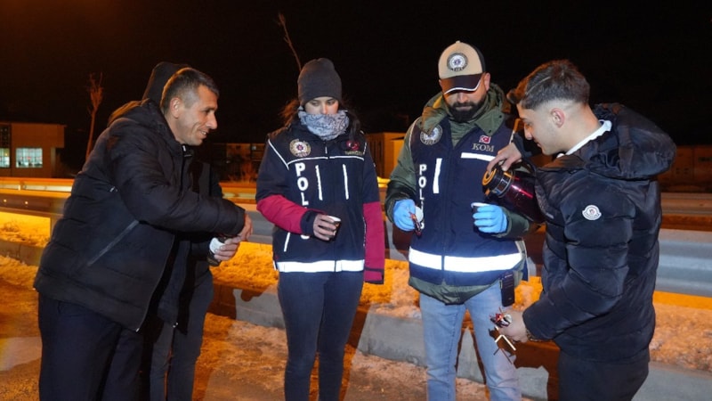 Soğuk gecede Bayburt polisinden sıcak jest