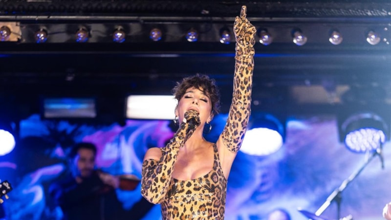 Sıla leopar elbisesiyle pozlar verdi! Takipçileri tarzına beğeni yağdırdı