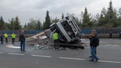 Kocaeli'de korkutan tır kazası