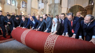 Suriye'nin başkenti Şam'daki Emevi Camii'ne Gaziantep'te üretilen halıları serildi