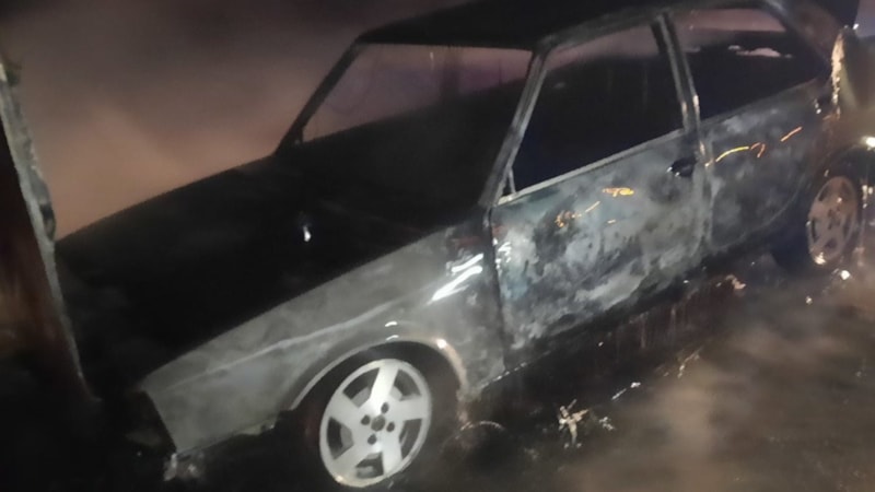 Erzincan’da Fiat Tofaş araç alev alev yandı