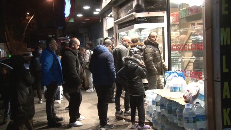 İstanbul'da sahur heyecanı: Fırınlarda metrelerce kuyruk oluştu