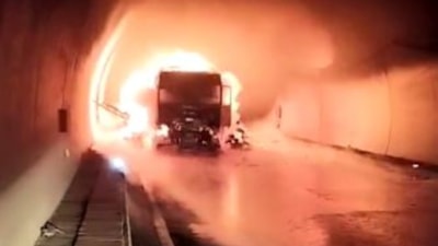 Artvin'de tünel içinde tır yandı: 5 yaralı