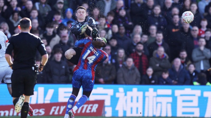 İngiltere'de olay olan pozisyon! Rakibine uçan tekme attı