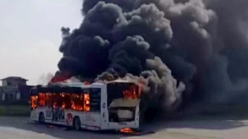 Sakarya'da can pazarı: Seyir halindeki belediye otobüsü alev aldı