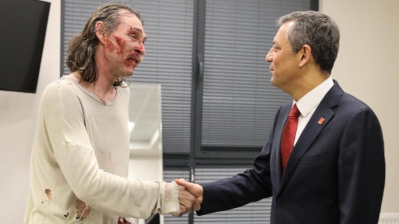 Özgür Özel, Erdal Beşikçioğlu'nun tiyatro oyununu izledi