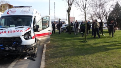 Kocaeli'de yaralı hamile kadını taşıyan ambulans kaza yaptı: 5 yaralı