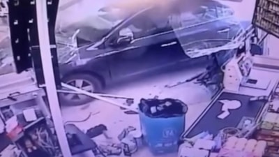 Ordu'da otomobil markete daldı: 3 yaralı