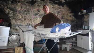 Hatay'da 2 yıldır mağarada yaşayan adam konteynere taşındı