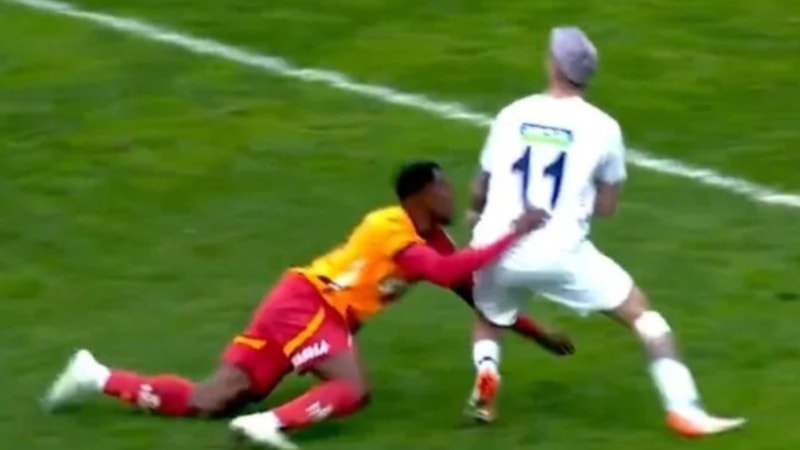 Can Keleş yerde kaldı! Kasımpaşa, Galatasaray karşısında penaltı kazandı