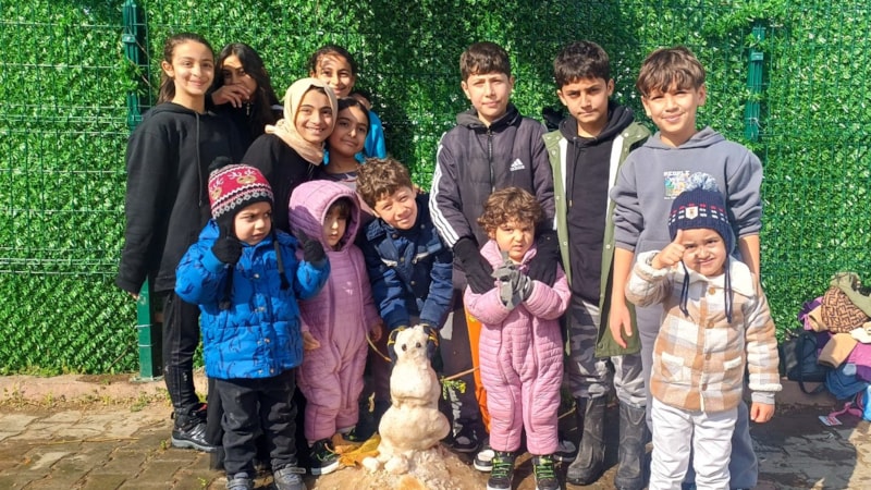 Adana'da ilk defa kar gören çocukların heyecanı