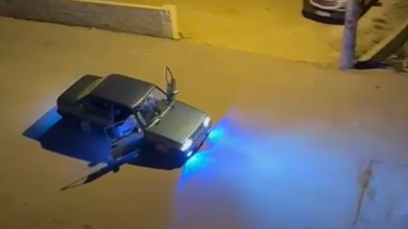 Antalya'da sahur vakti otomobilin kapılarını açıp son ses müzikle mahalleliyi rahatsız etti