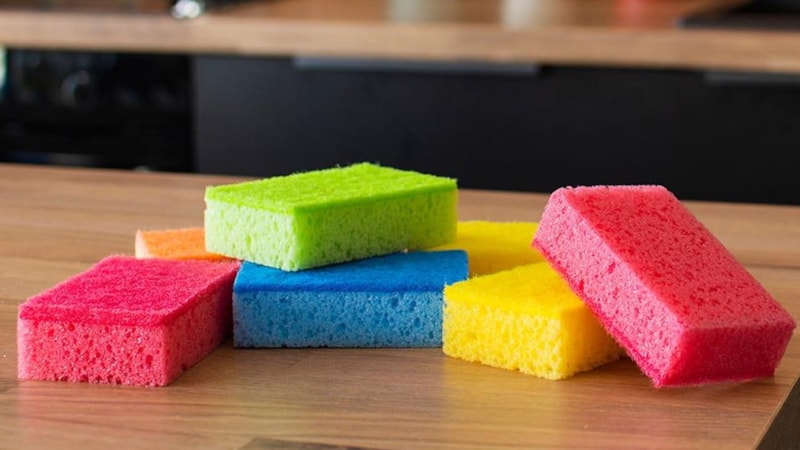 Bulaşık süngerlerinin renkleri neden farklıdır? Bakın nedeni neymiş…