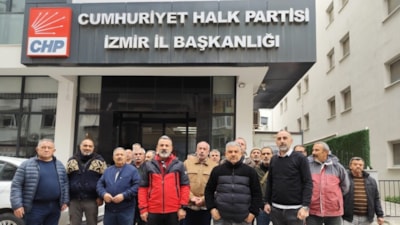 İzmir'de tazminatlarını alamayan emekliler CHP İl Başkanlığı önünde eylem yaptı