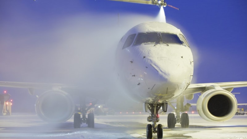 Uçaklar neden özel sıvıyla yıkanır? İşte yanıtı...