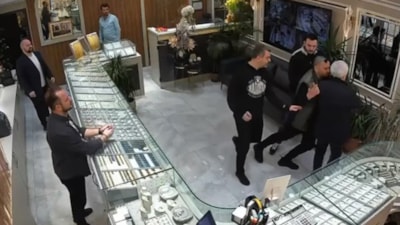 İstanbul Bayrampaşa'da kuyumcuda altın satmaya çalışan şüpheli ile arbede yaşandı