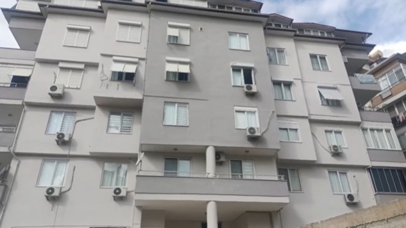 Antalya'da 4. kattan düşen kadın öldü